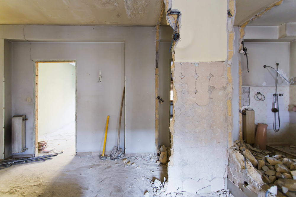 demolare perete apartament interior locuinta cu baie camera open space