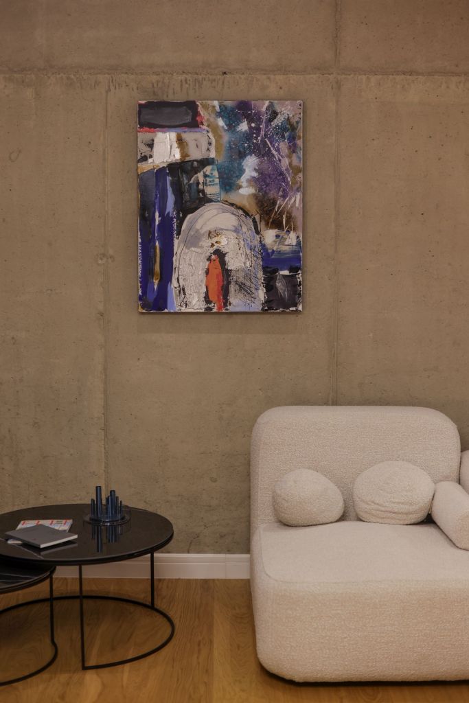 detaliu colt fotoliu living in stil contemporan finisaj beton aparent tablou pictat manual cu albastru