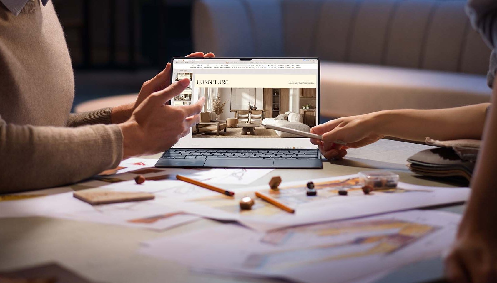tableta huawei matepat pro 13.2 inch folosita pentru design interior maini care arata spre ecran optiuni de mobilier proiect amenajare