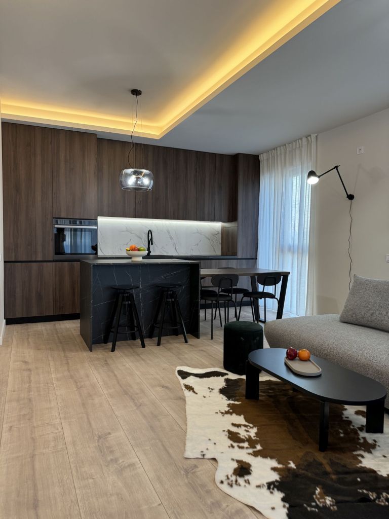 amenajare living cu bucatarie open space lemn nuc marmura culori neutre