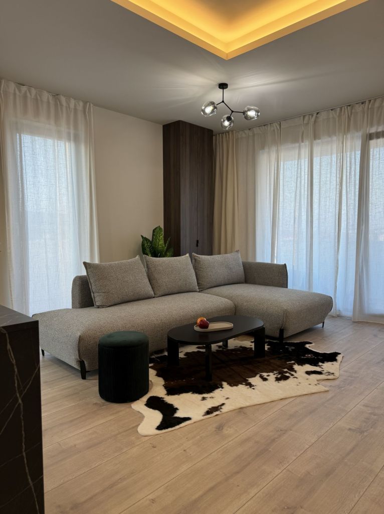 amenajare living parchet laminat canapea gri covor piele de vaca