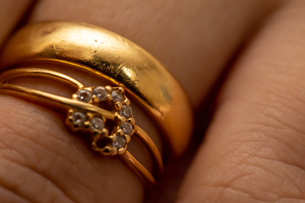 zgarieturi inel aur pe mana femeie