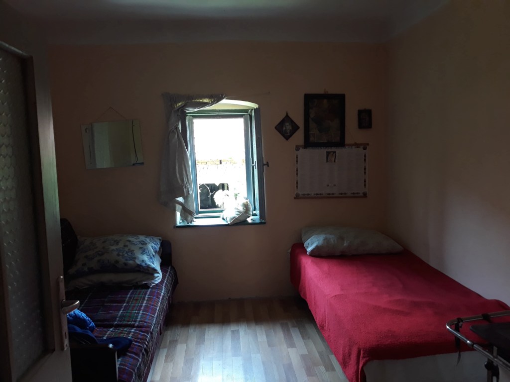 Dormitorul mic la momentul achiziției, în 2020 - ulterior, transformat într-o baie