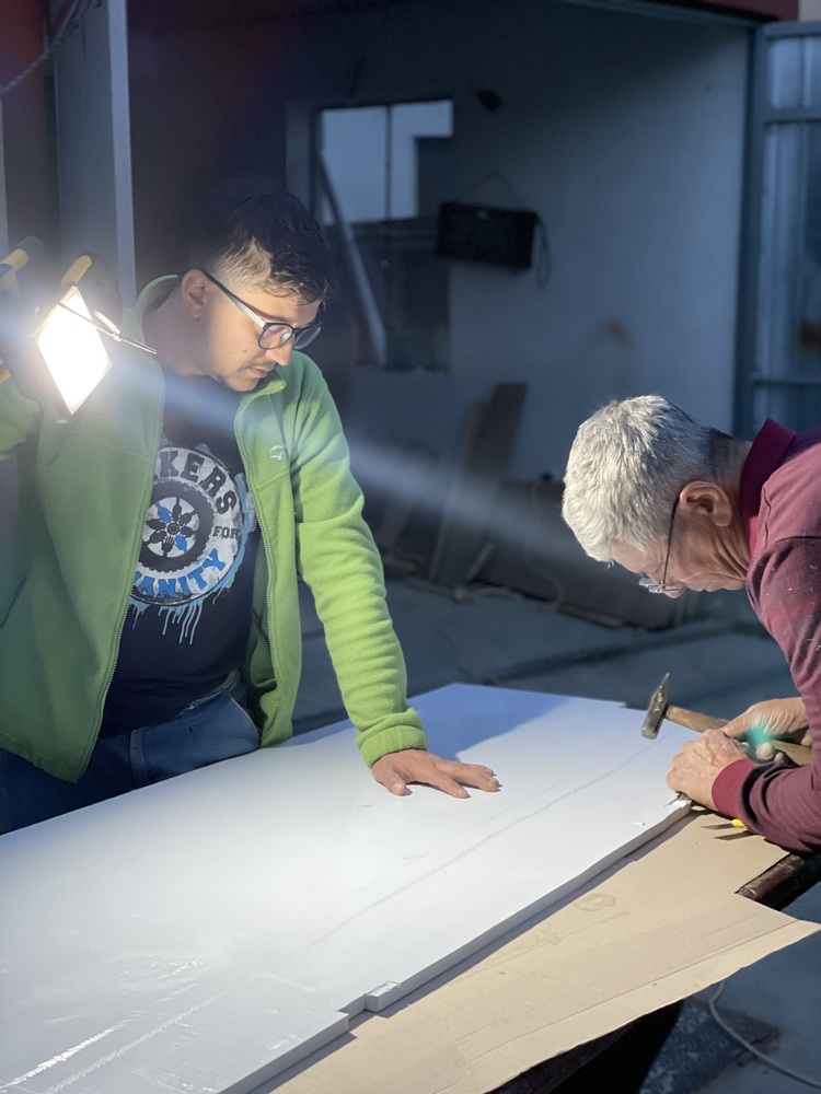 Inițial, cuplul a locuit la sat, la părinții lui Dorin, cât au finalizat proiectul