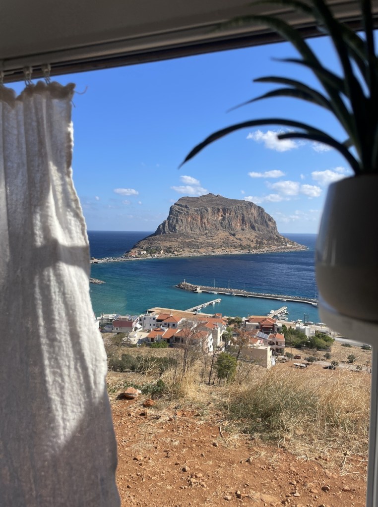 După trei luni în Grecia, tinerii sunt plecați într-un tur al României. AER le asigură tot confortul.