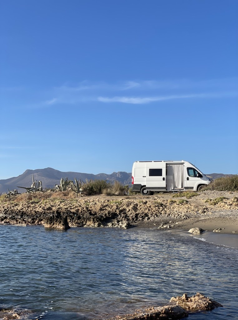 După trei luni în Grecia, tinerii sunt plecați într-un tur al României. AER le asigură tot confortul.