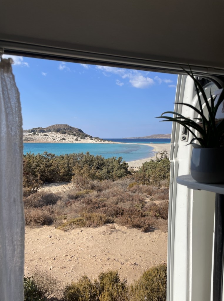 După trei luni în Grecia, tinerii sunt plecați într-un tur al României. AER le asigură tot confortul.