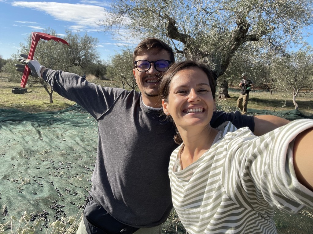 Tinerii duc un stil de viață alternativ și sunt fericiți