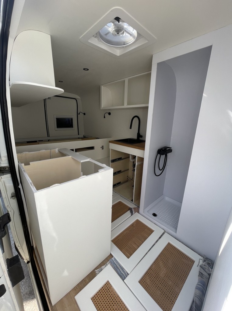 Inițial, cuplul a locuit la sat, la părinții lui Dorin, cât au finalizat proiectul