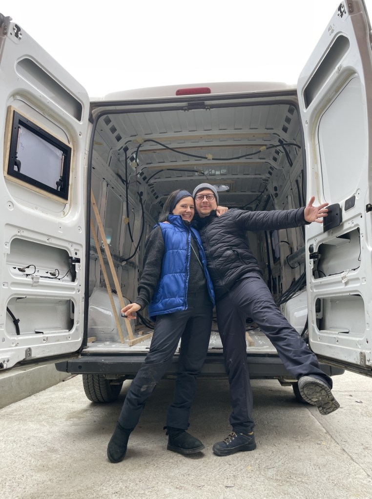 Inițial, cuplul a locuit la sat, la părinții lui Dorin, cât au finalizat proiectul