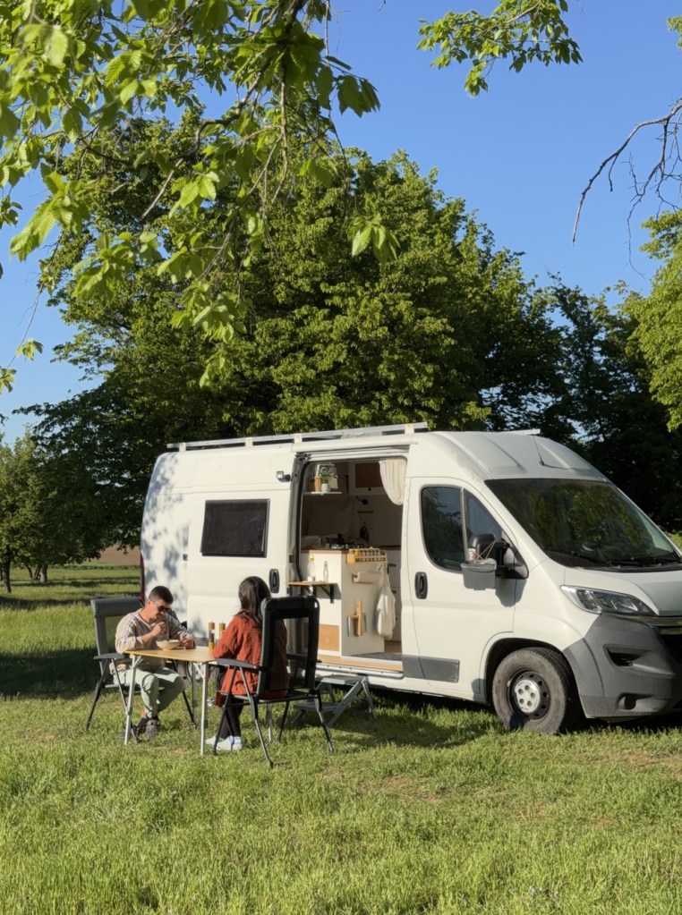 După trei luni în Grecia, tinerii sunt plecați într-un tur al României. AER le asigură tot confortul.