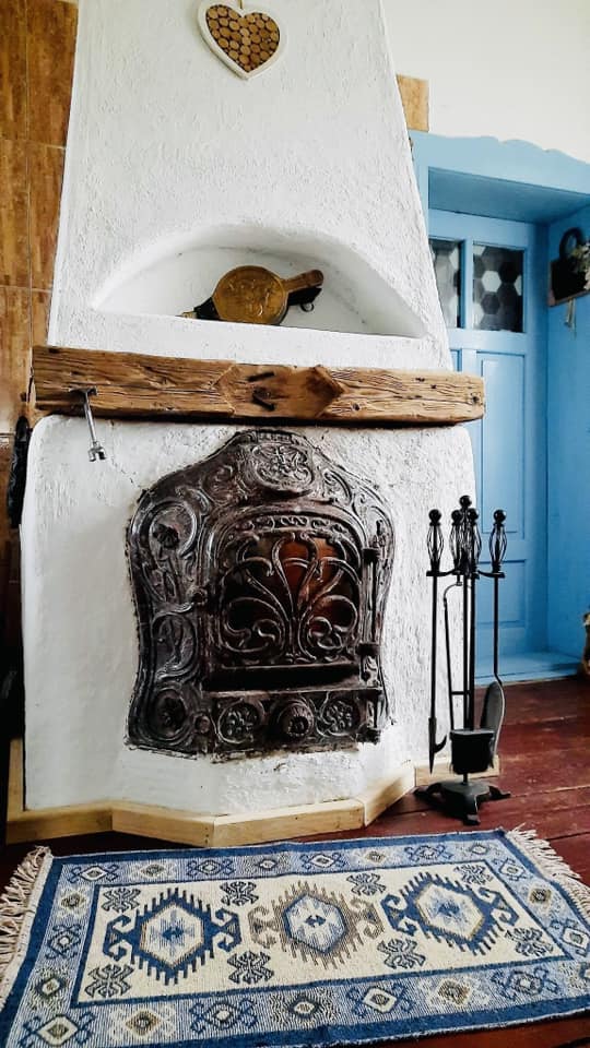 Au ales un design colorat și rustic