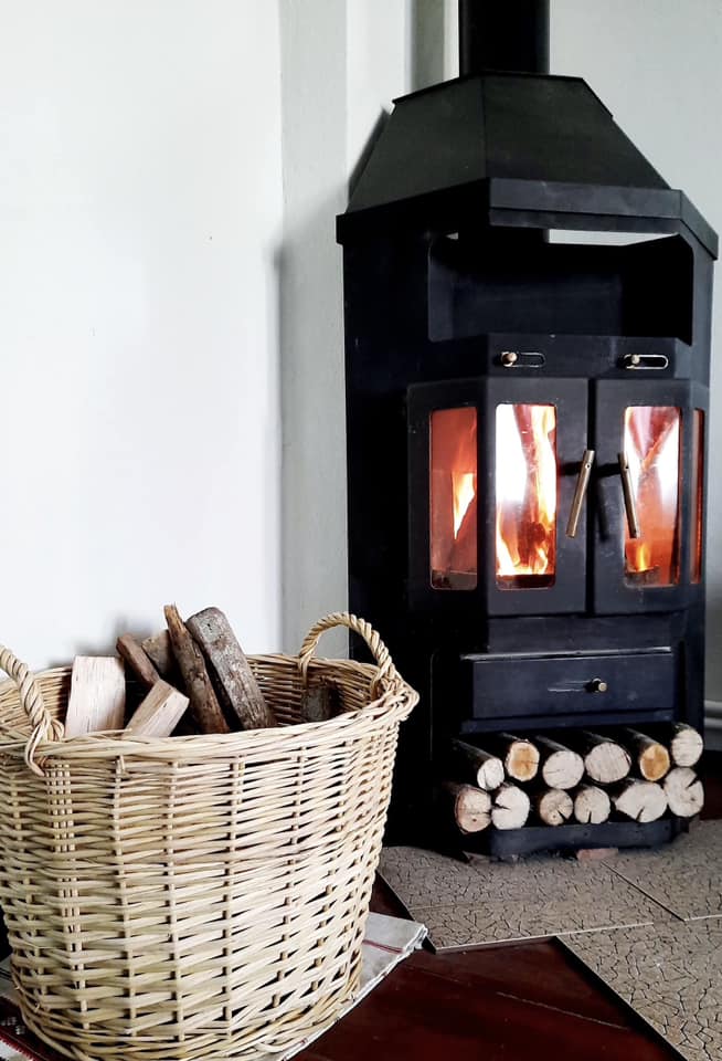 Au ales un design colorat și rustic