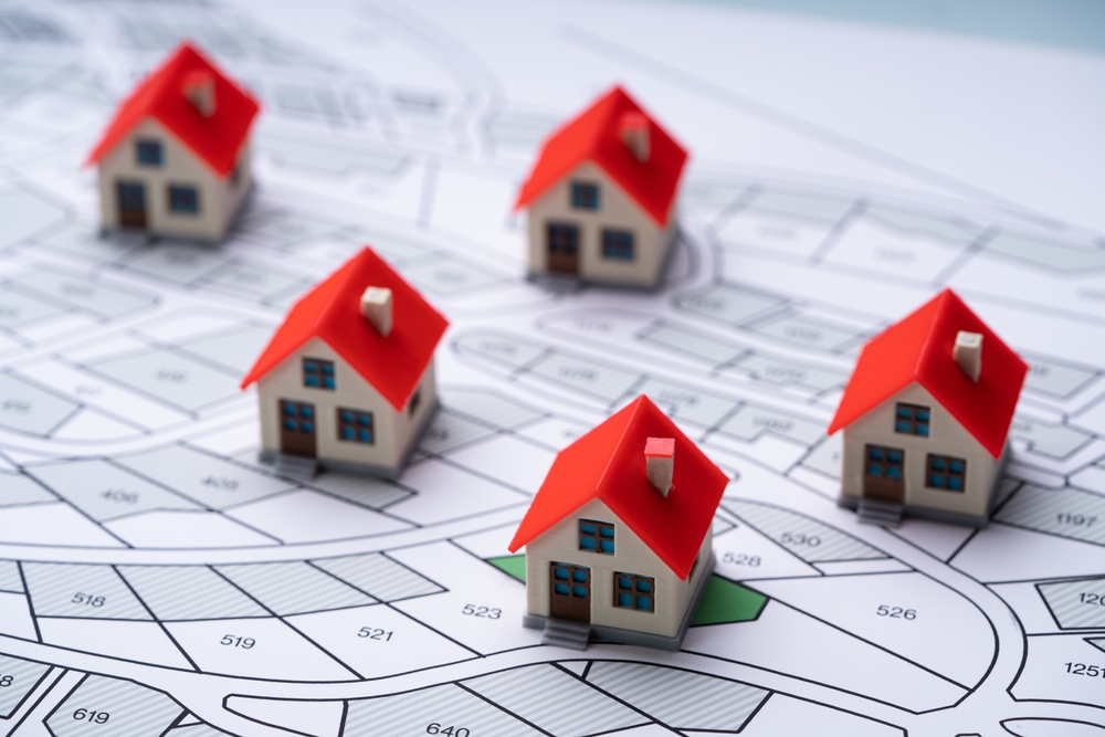 intabulare casa si teren 2025 reprezentare cu case cu acoperis rosu pe harta cu parcele de teren
