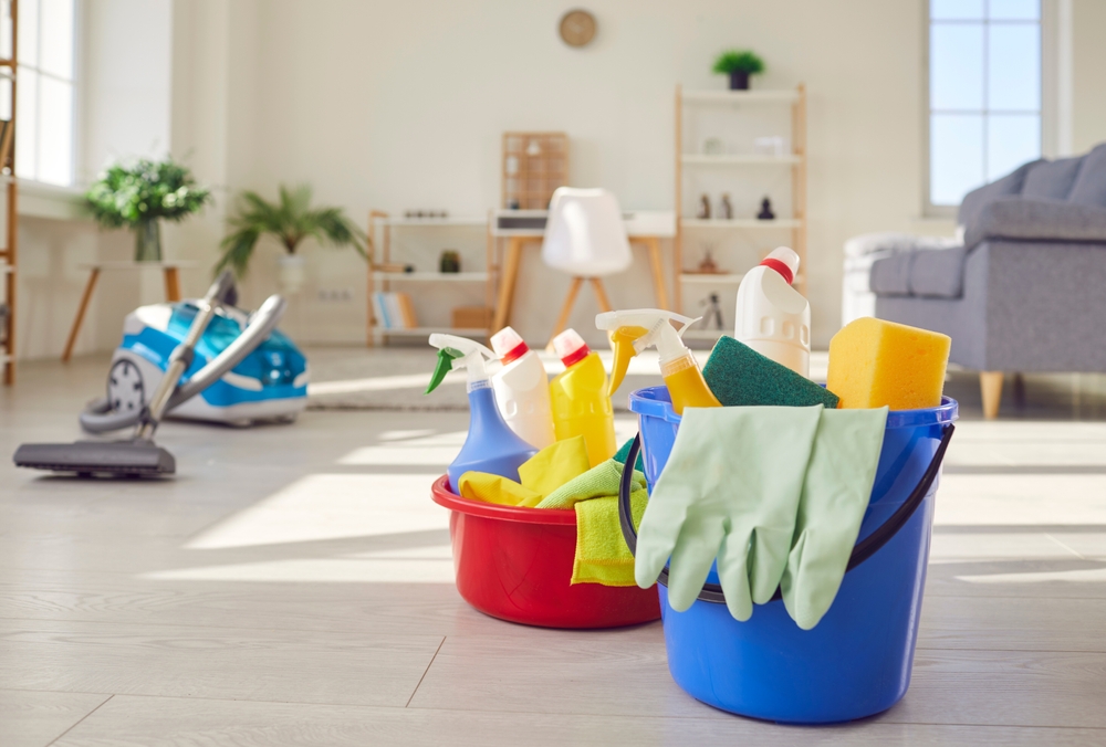 curatenie casa cu solutii de curatenie si ustensile