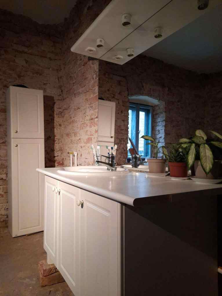 Cei doi au acum o baie spațioasă și utilată