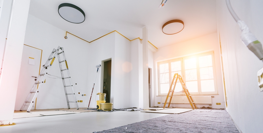 etape renovare apartament decopertare pereti varuit scara in apartament gol