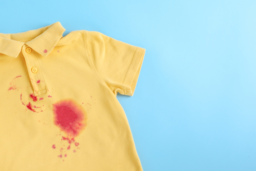 tricou galben patat cu pata rosie pe fundal albastru