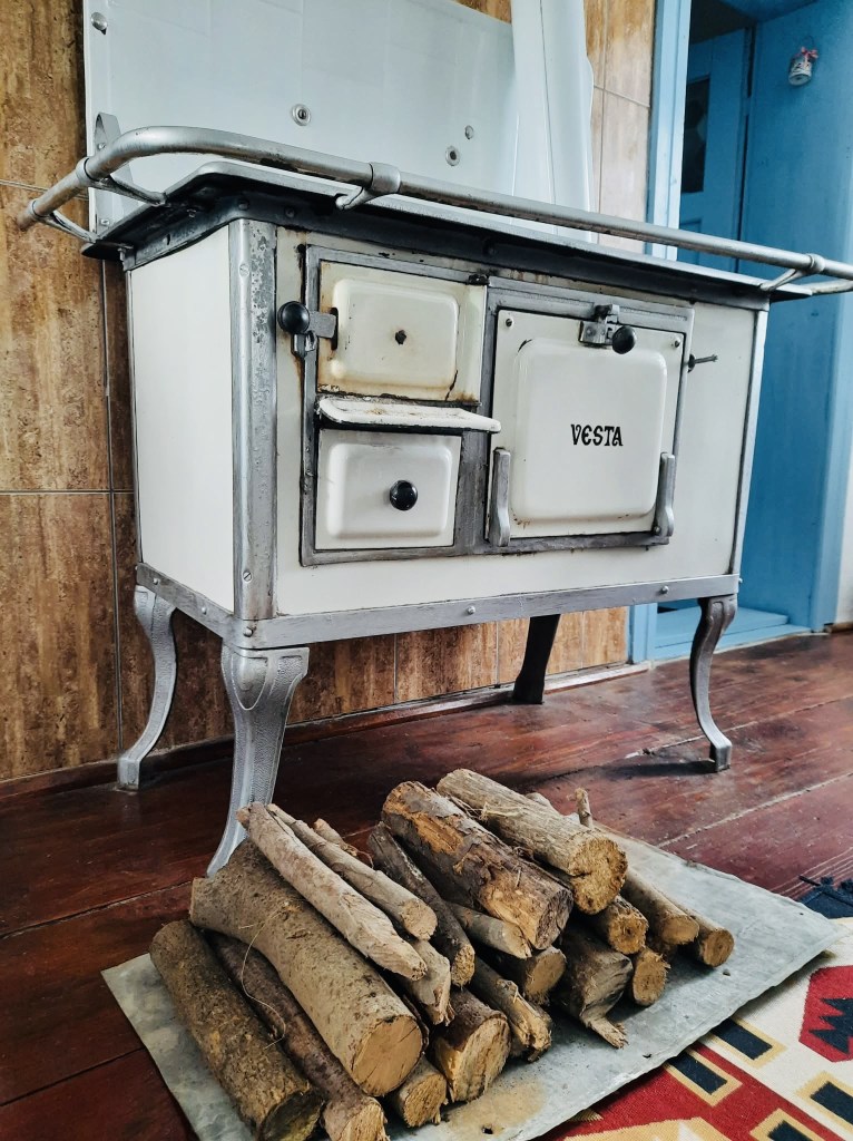 Au ales un design colorat și rustic