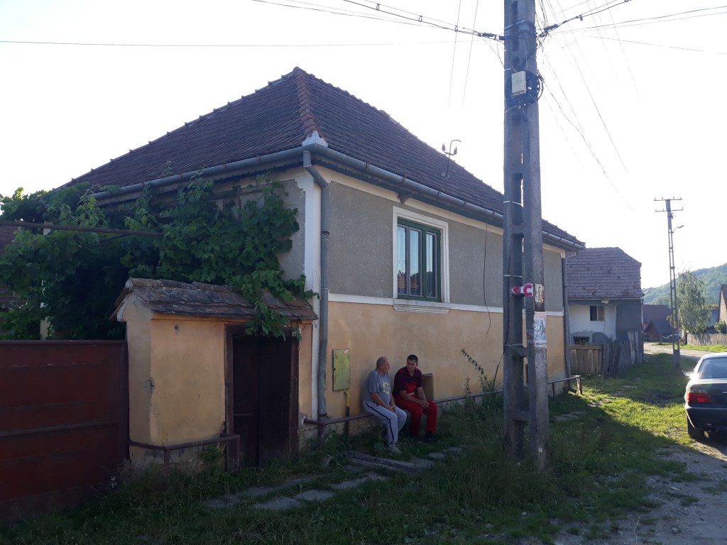 Casa la momentul achiziției - încă mai au de lucru la fațadă și exterior