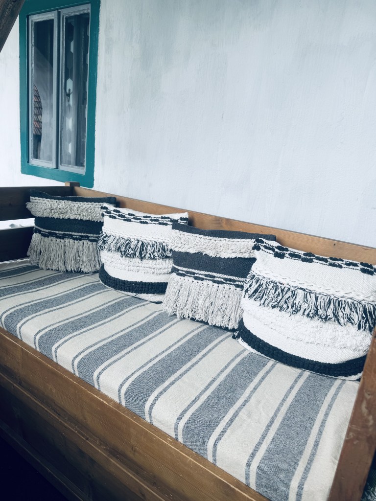 Au ales un design colorat și rustic