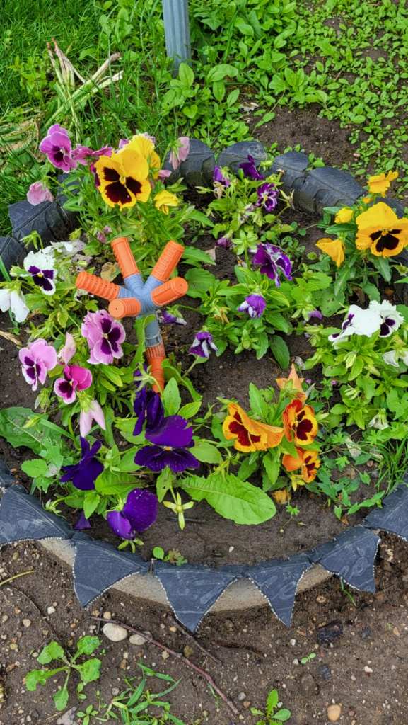 Iulia a construit la grădina ei din 2015 până în 2017, dar spune că munca nu se termină niciodată