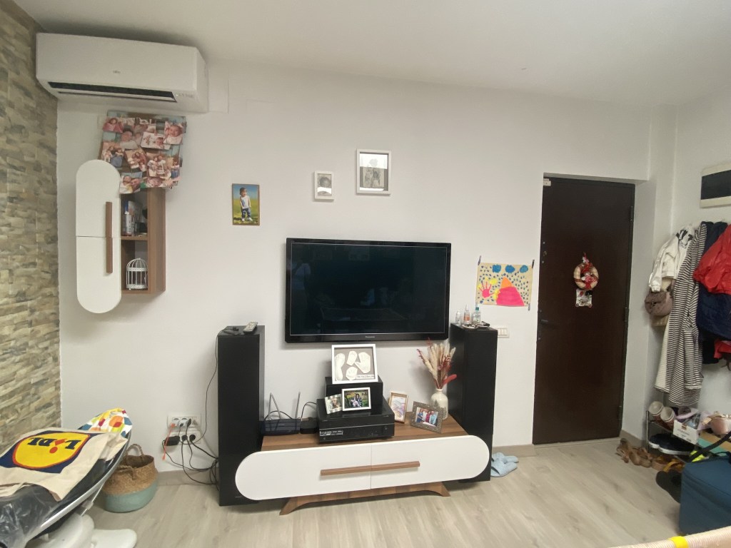 intrarea în apartament înainte de renovare