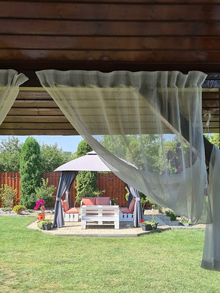 Ildikó și-a amenajat grădina în jurul unei salcii japoneze