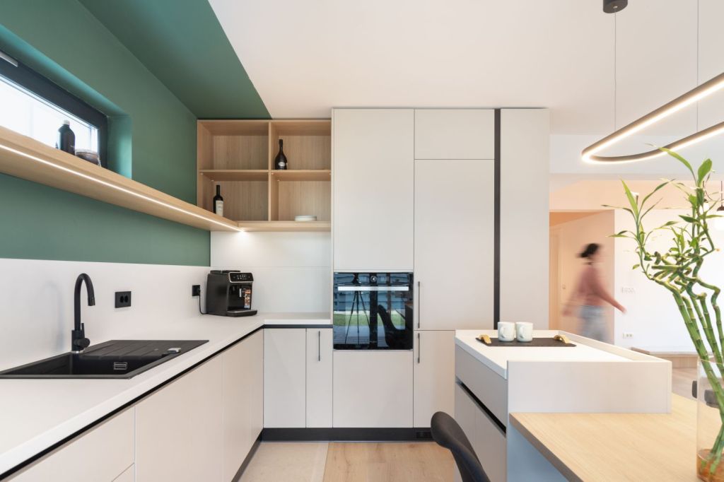 amenajare bucatarie mobilier alb perete verde