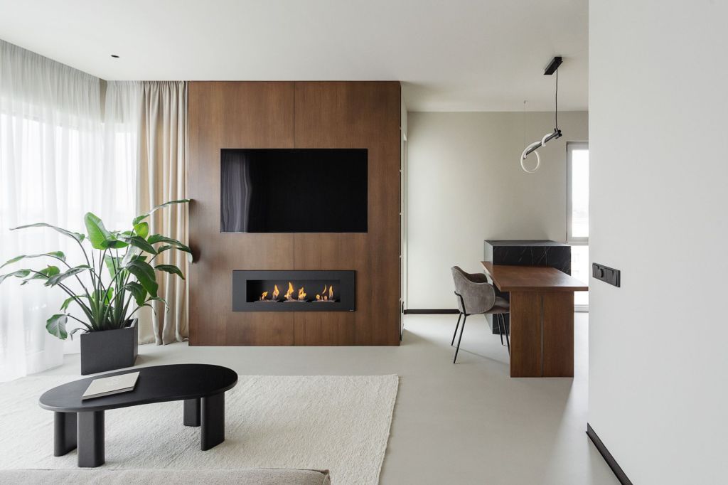 amenajare living cu design interior modern minimalist cu finisaje deschise la culoare, pardoseala gri murdar si panou de perete din lemn intunecat