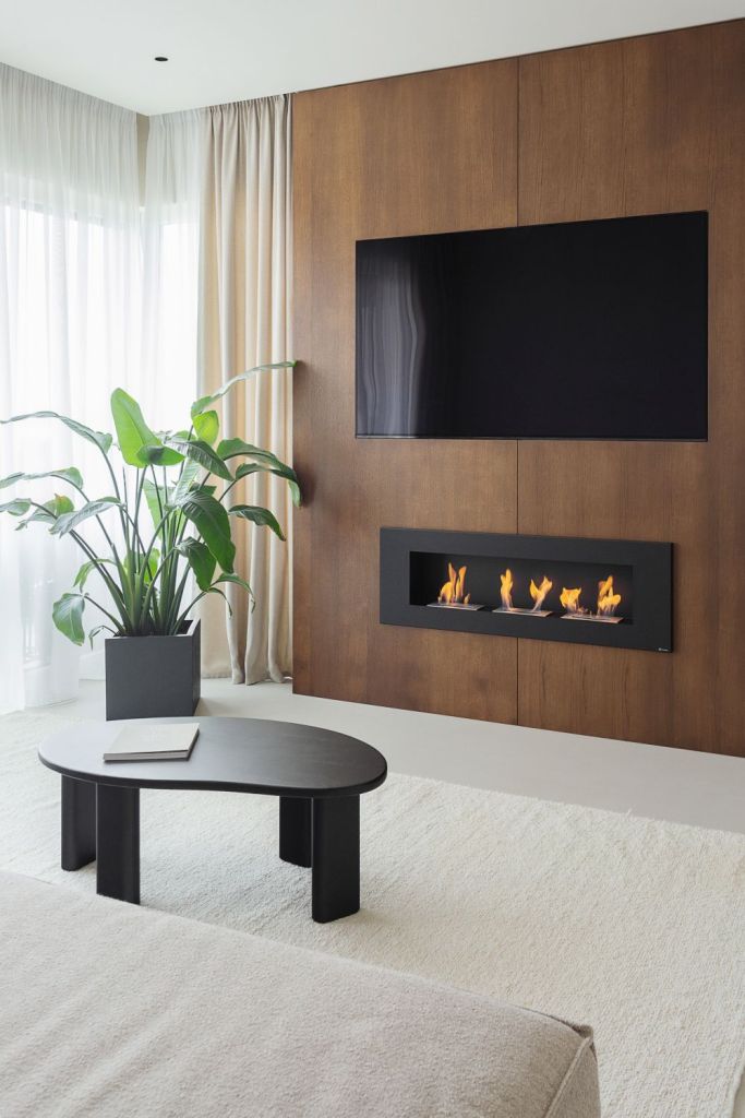living cu panou lemn perete tv incastrat semineu