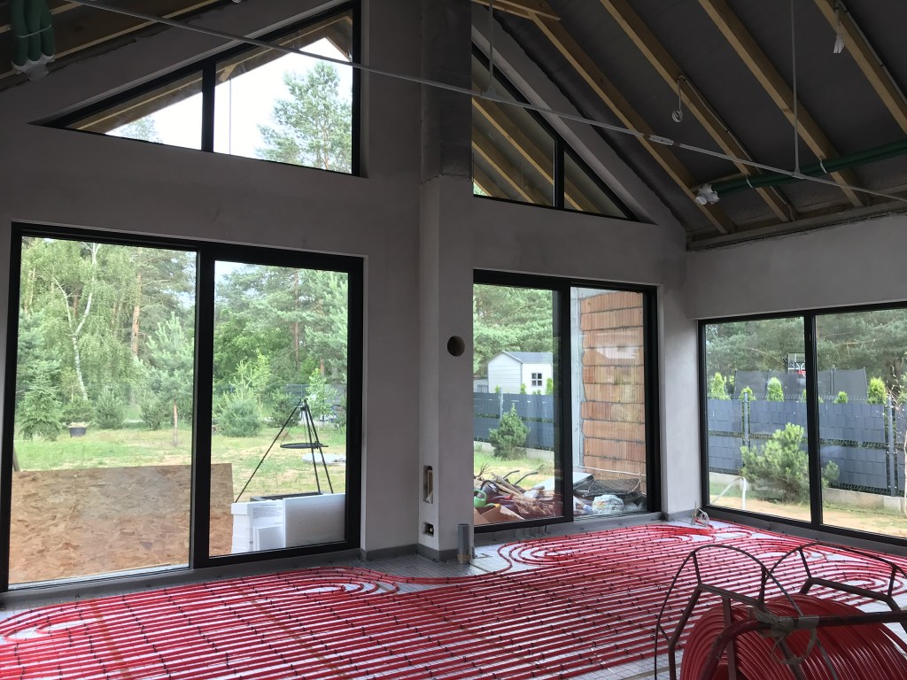 Casa este poziționată la marginea unei păduri de pini, într-o rezervație naturală