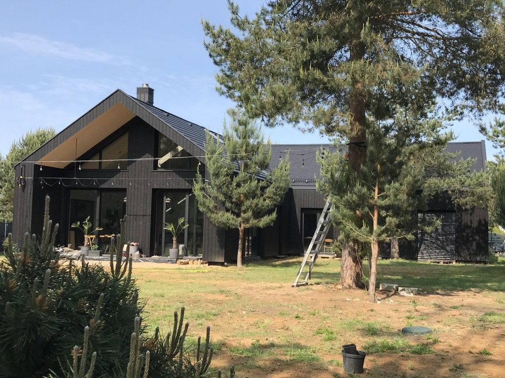 Casa este poziționată la marginea unei păduri de pini, într-o rezervație naturală