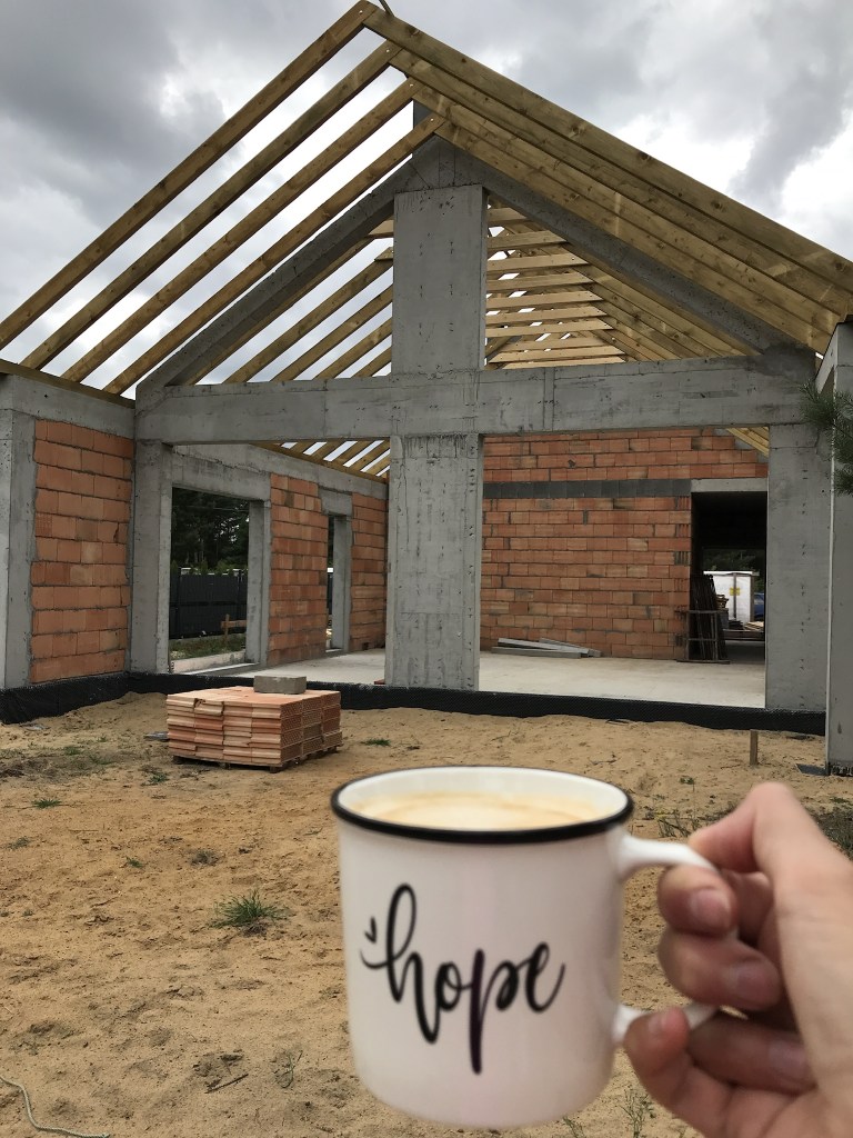 Casa este poziționată la marginea unei păduri de pini, într-o rezervație naturală