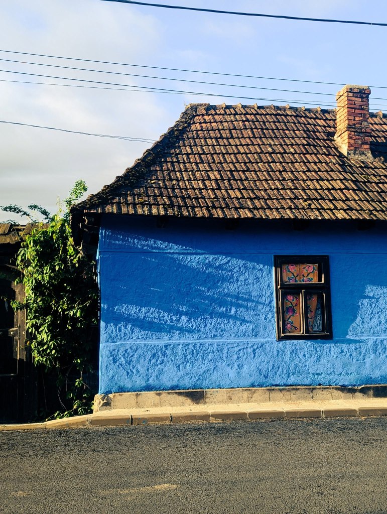 Căsuța veche restaurată a devenit un fel de muzeu al zonei