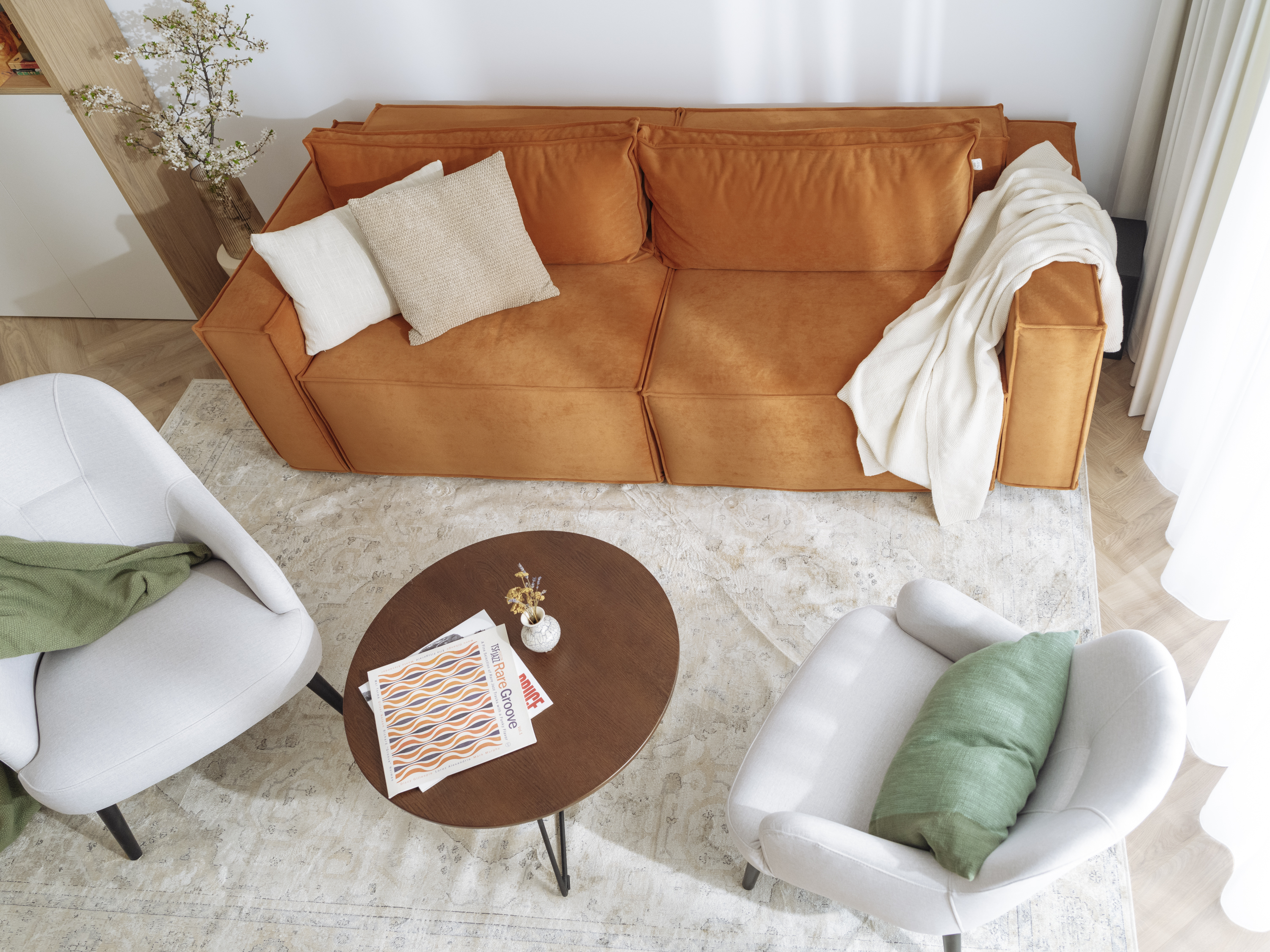 Apartamentul are 75 de metri pătrați și îmbină influențe moderne cu cele clasice