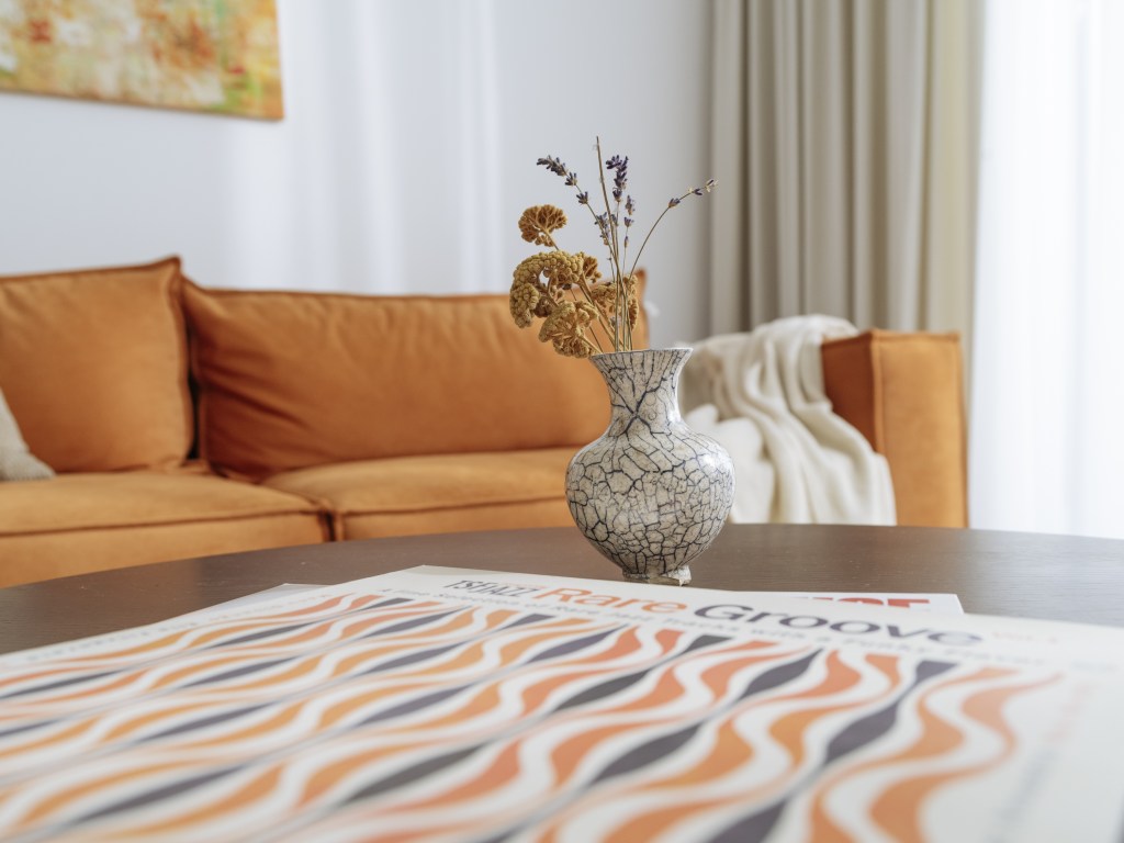 Apartamentul are 75 de metri pătrați și îmbină influențe moderne cu cele clasice