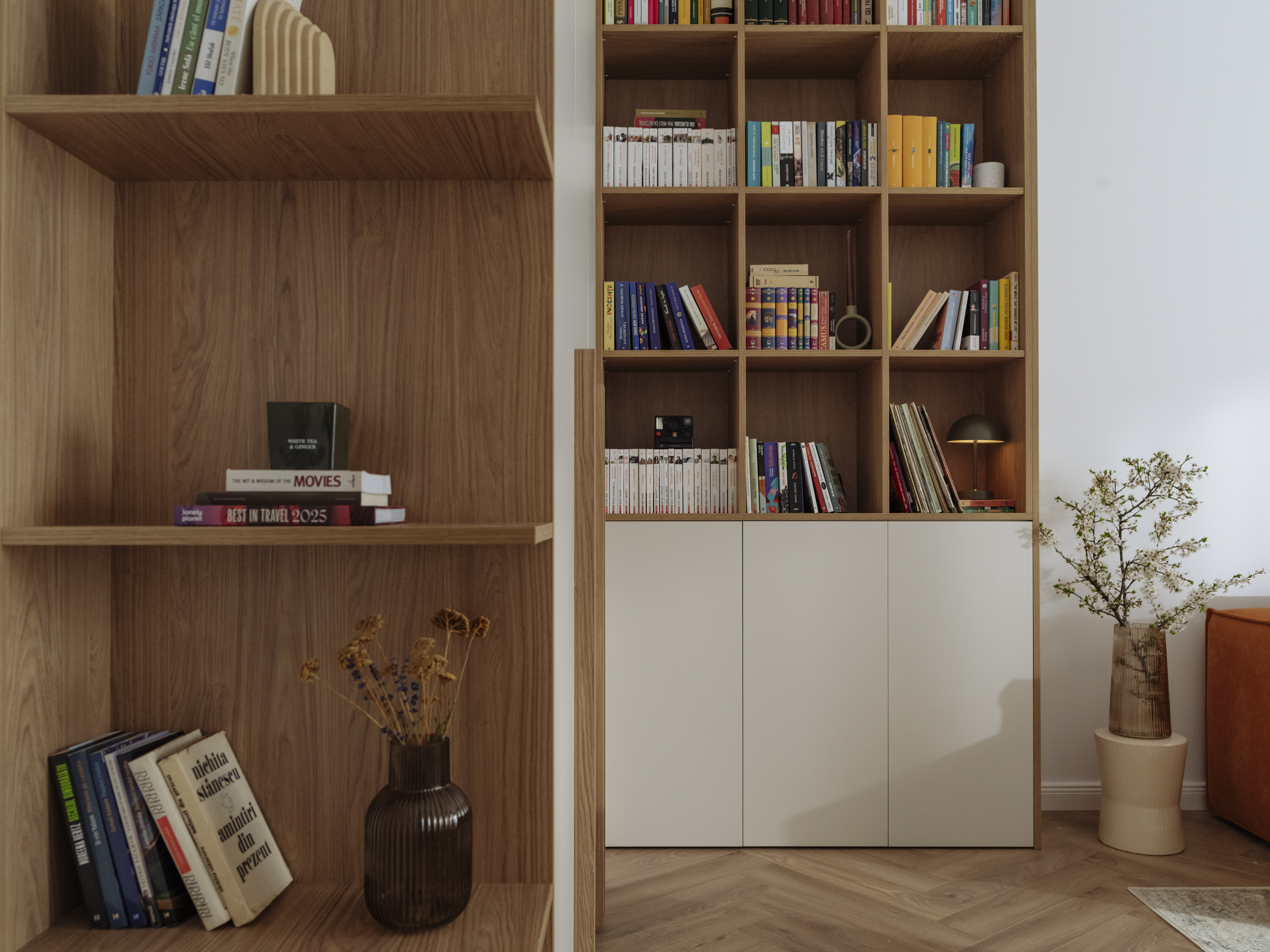 Apartamentul are 75 de metri pătrați și îmbină influențe moderne cu cele clasice