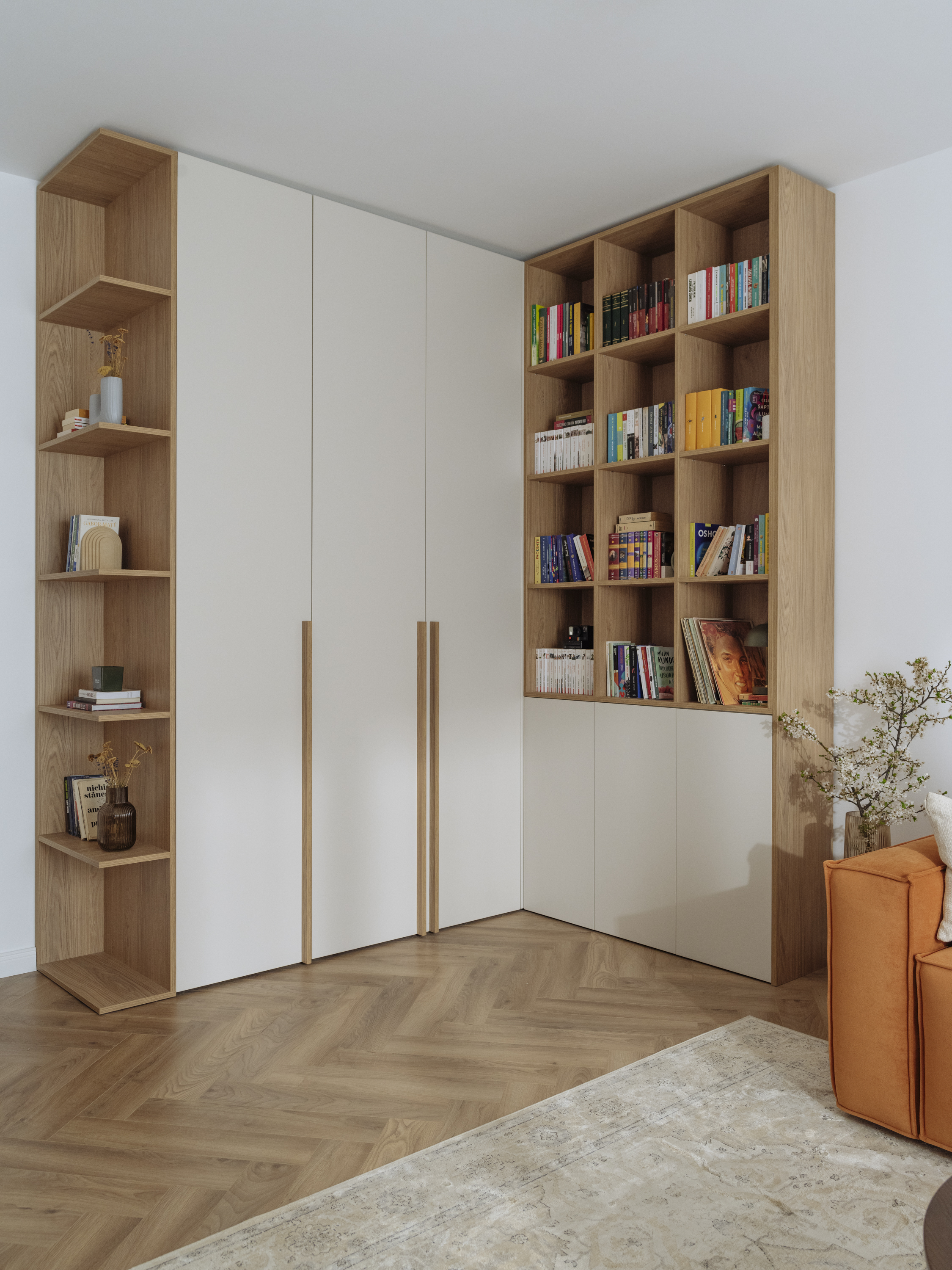 Apartamentul are 75 de metri pătrați și îmbină influențe moderne cu cele clasice