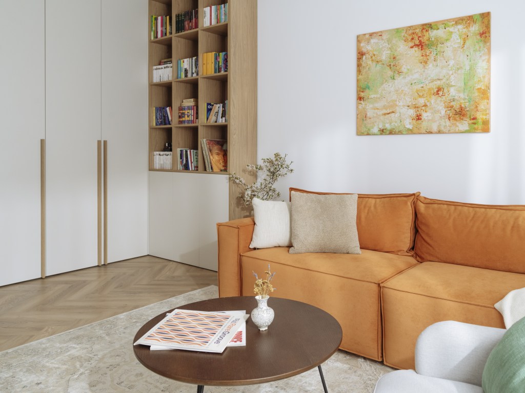 Apartamentul are 75 de metri pătrați și îmbină influențe moderne cu cele clasice