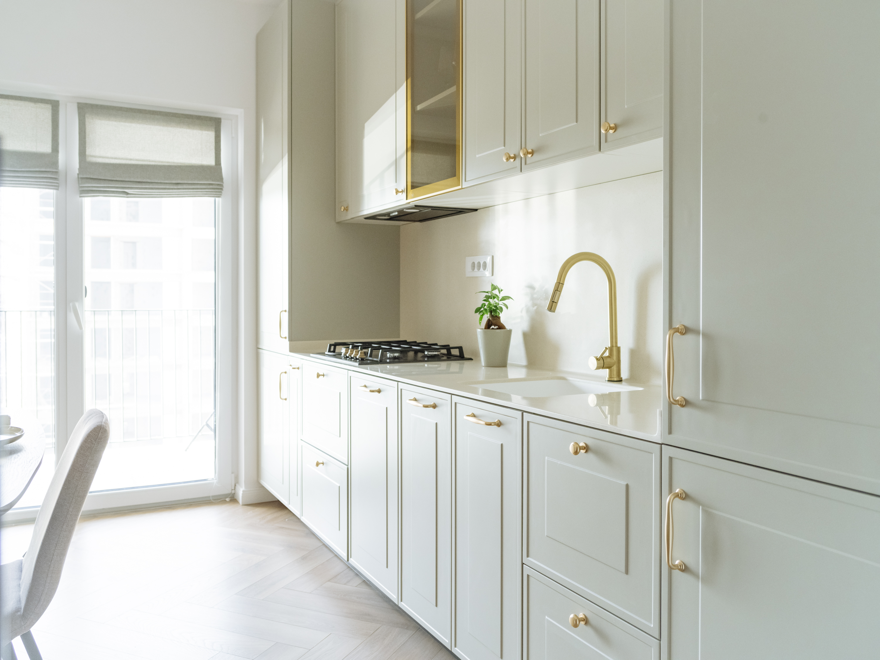 Apartamentul are 75 de metri pătrați și îmbină influențe moderne cu cele clasice