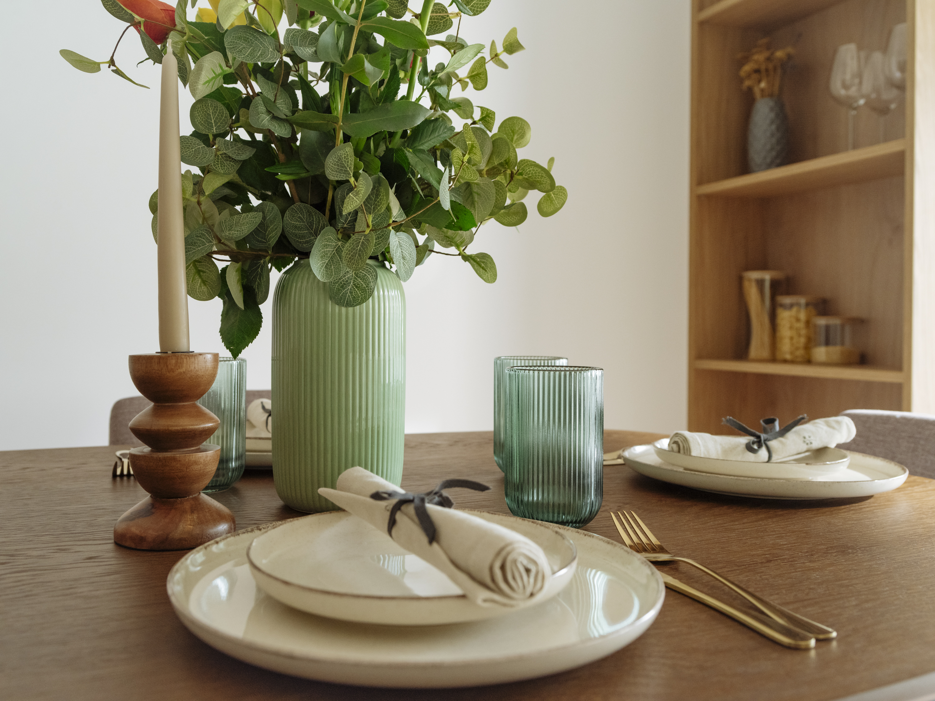 Apartamentul are 75 de metri pătrați și îmbină influențe moderne cu cele clasice