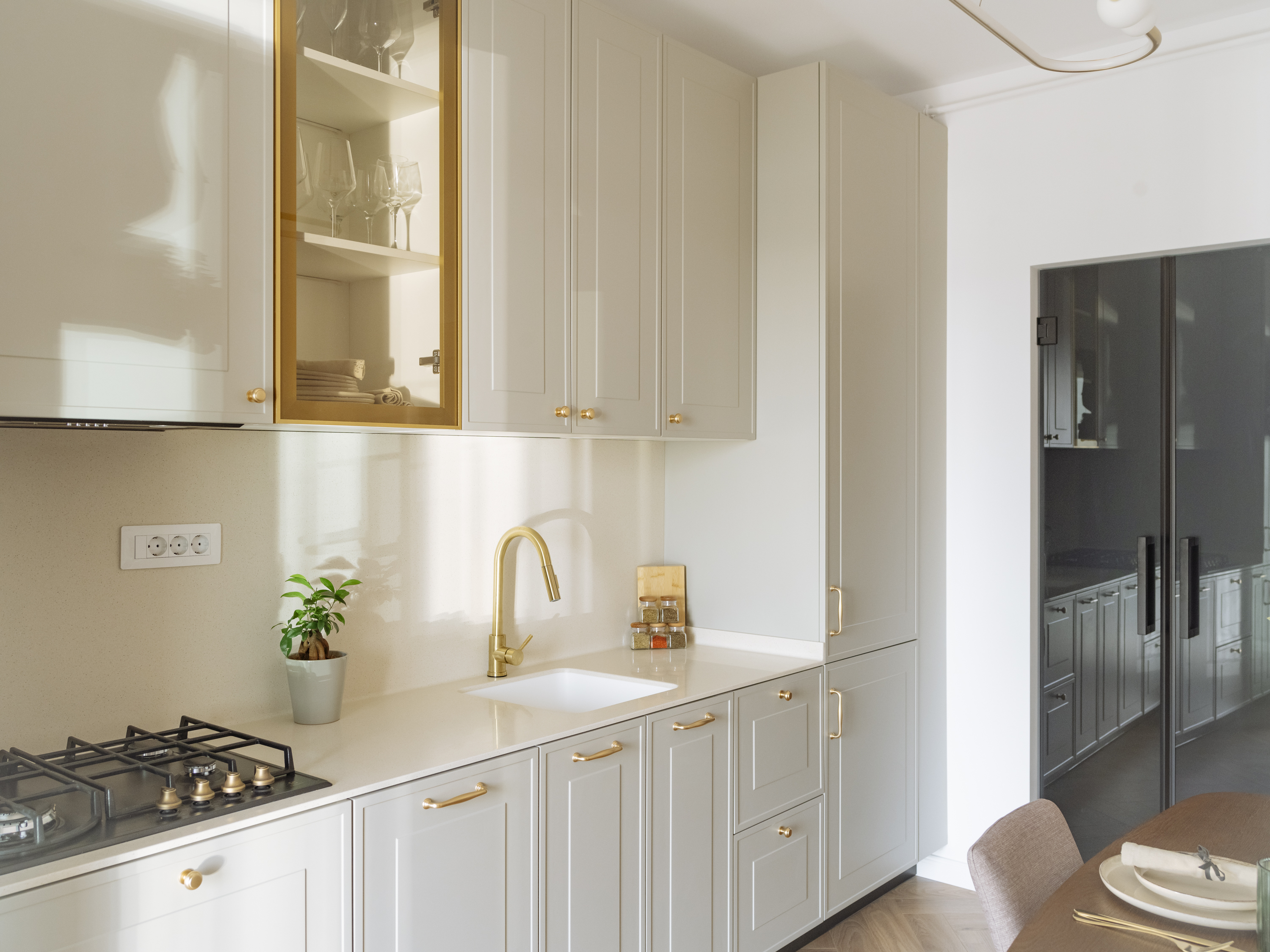 Apartamentul are 75 de metri pătrați și îmbină influențe moderne cu cele clasice