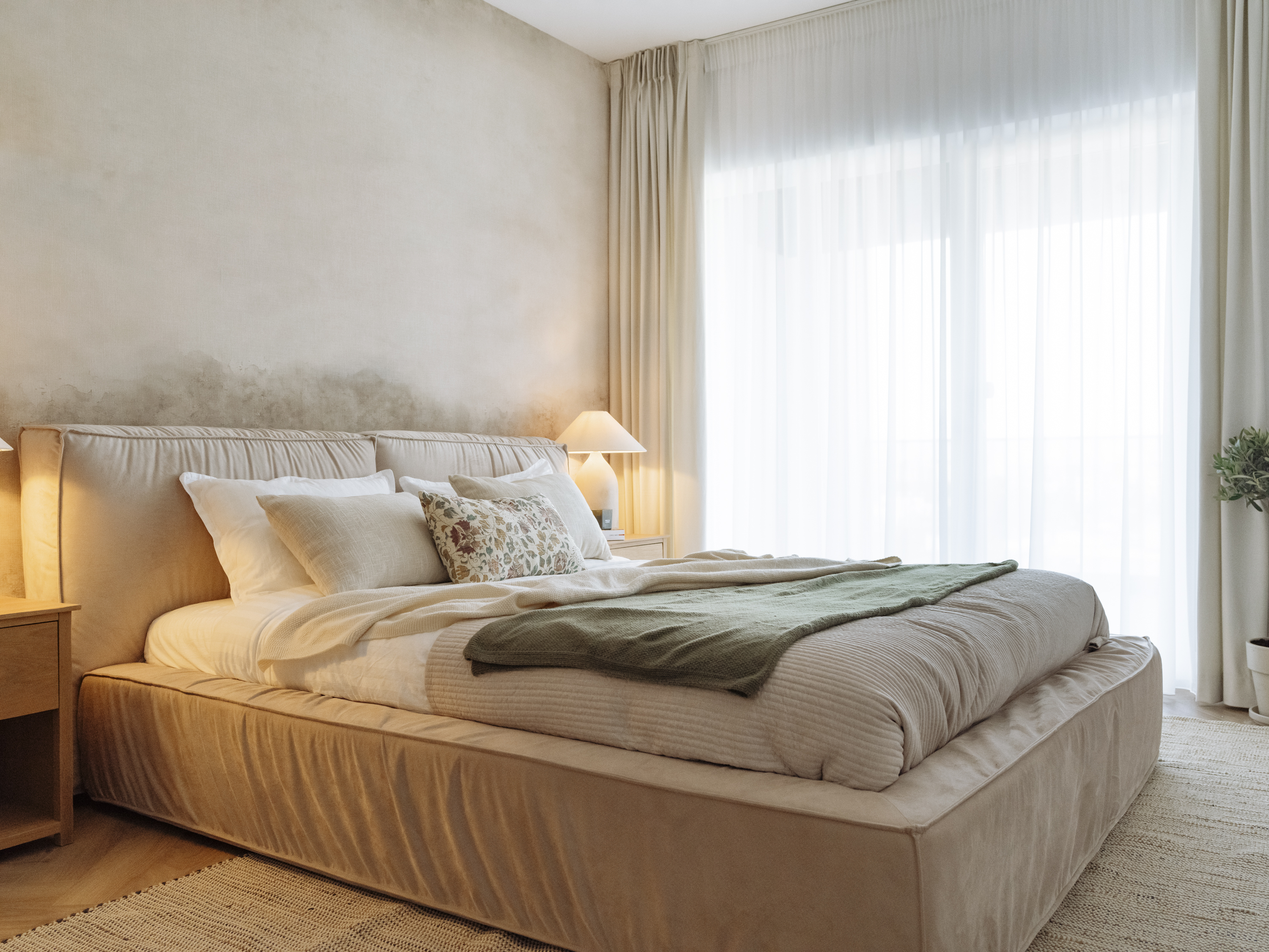 Apartamentul are 75 de metri pătrați și îmbină influențe moderne cu cele clasice