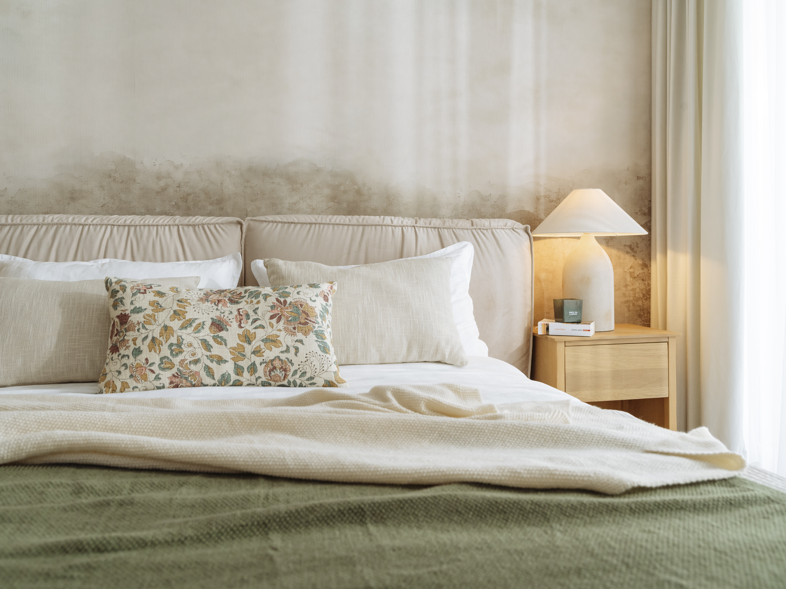 Apartamentul are 75 de metri pătrați și îmbină influențe moderne cu cele clasice