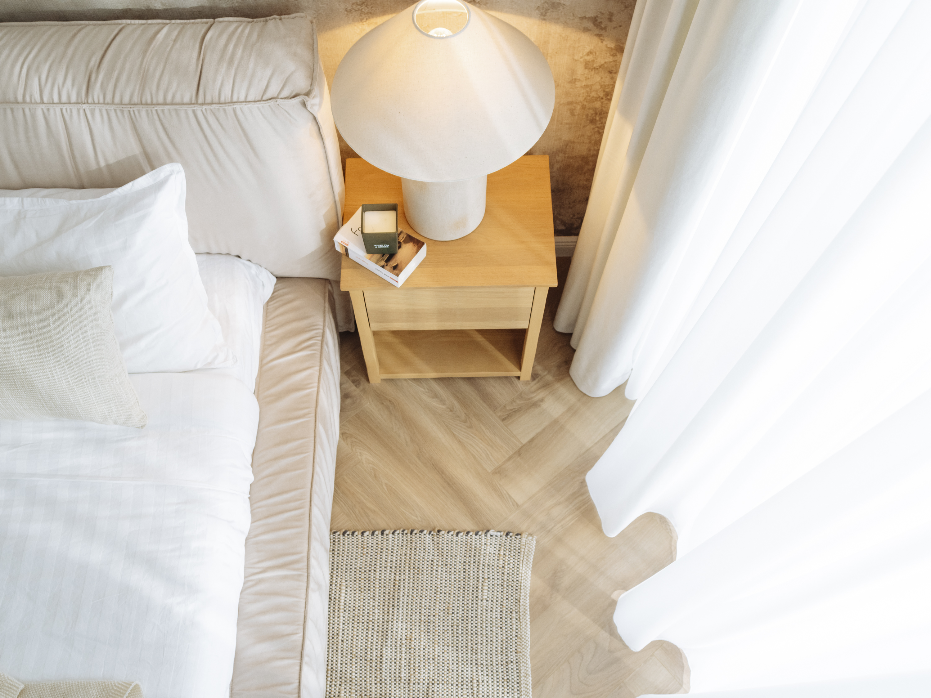 Apartamentul are 75 de metri pătrați și îmbină influențe moderne cu cele clasice