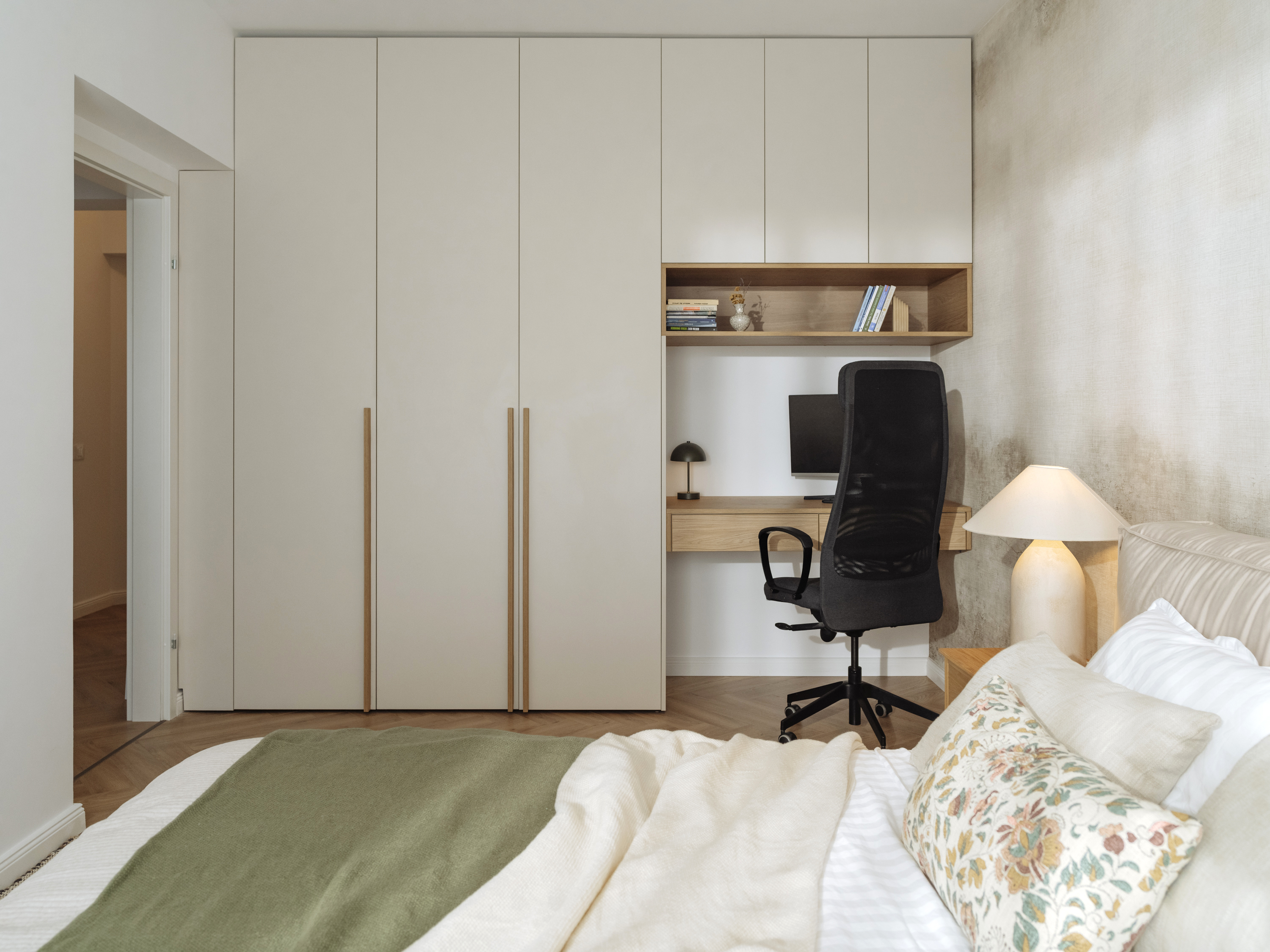 Apartamentul are 75 de metri pătrați și îmbină influențe moderne cu cele clasice