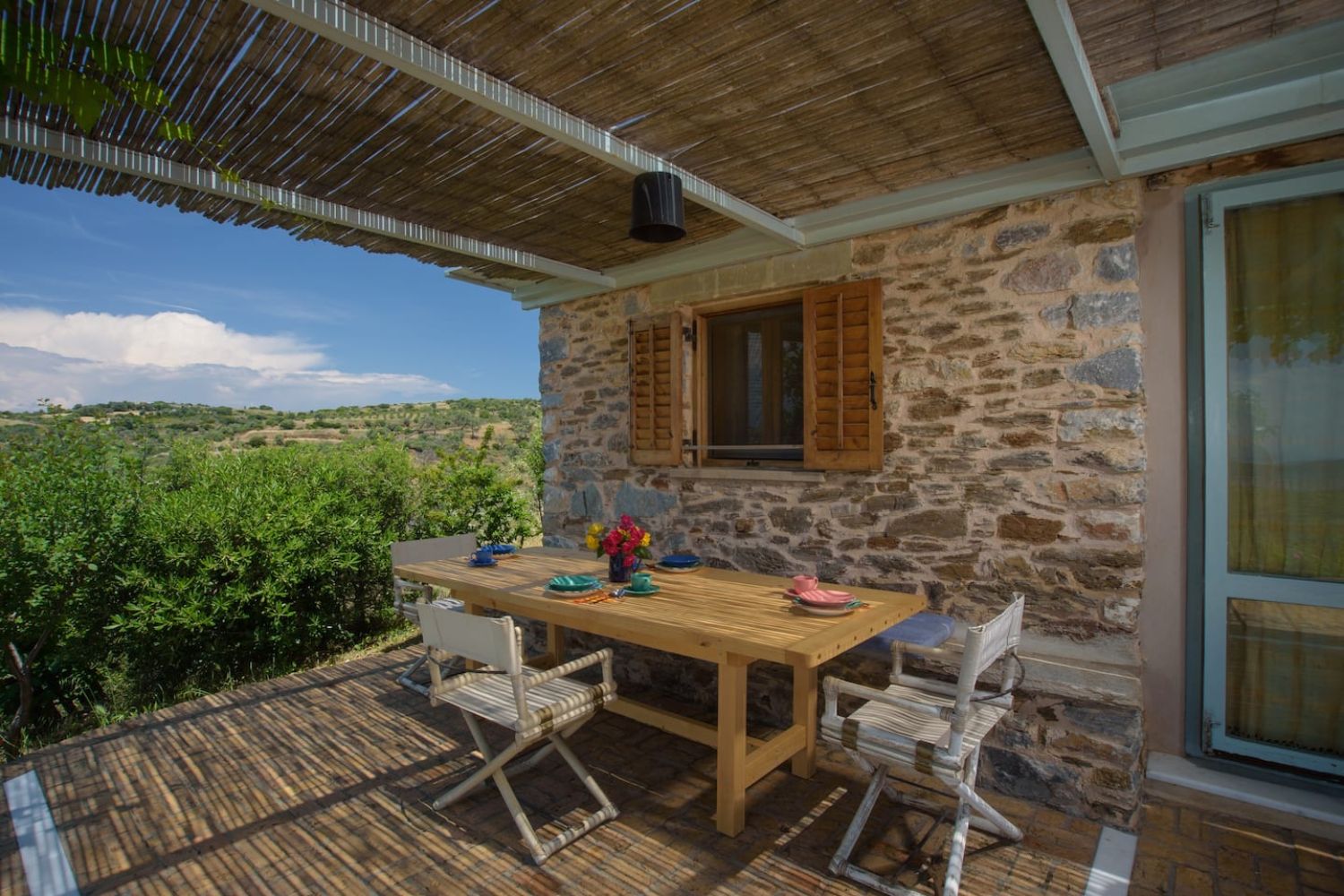 Casa de închiriat din Nea Styra, Grecia oferă intimitate și relaxare. FOTO: AirBNB