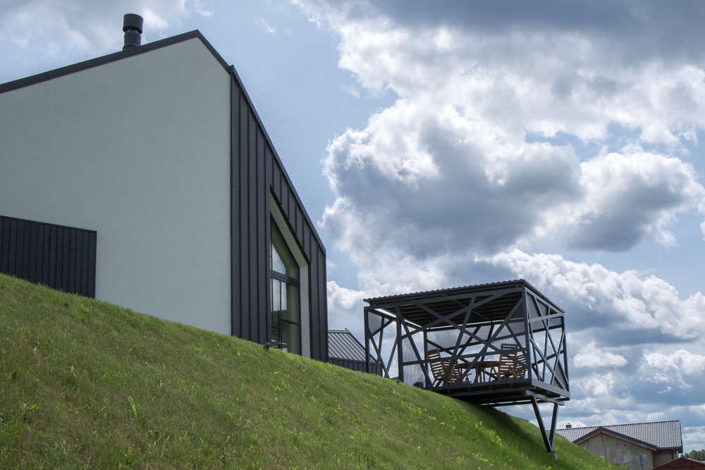 casa modernă în panta pe deal verde cu terasa