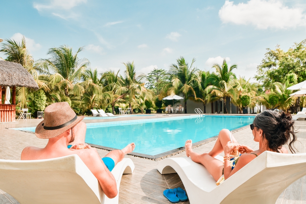 cazare resort piscina all inclusive cuplu care se bucura de vacanță